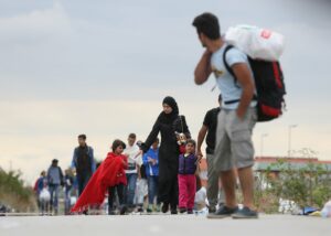 migrație (sursă foto: Newsweek) Guvernul Olandei a anunțat  reintroducerea controalelor la frontierele terestre, începând din 9 decembrie. Acestea vor fi aplicate pentru o perioadă de șase luni.