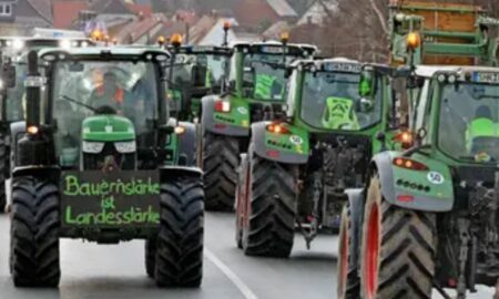 Protestele fermierilor ating apogeul în Europa. Tractoarele germane blochează Berlinul