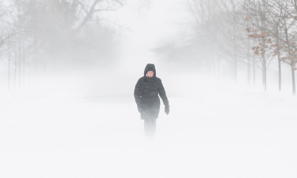 România, afectată de vremea severă. Drumurile sunt blocate, iar sute de pasageri au rămas blocați în trenuri