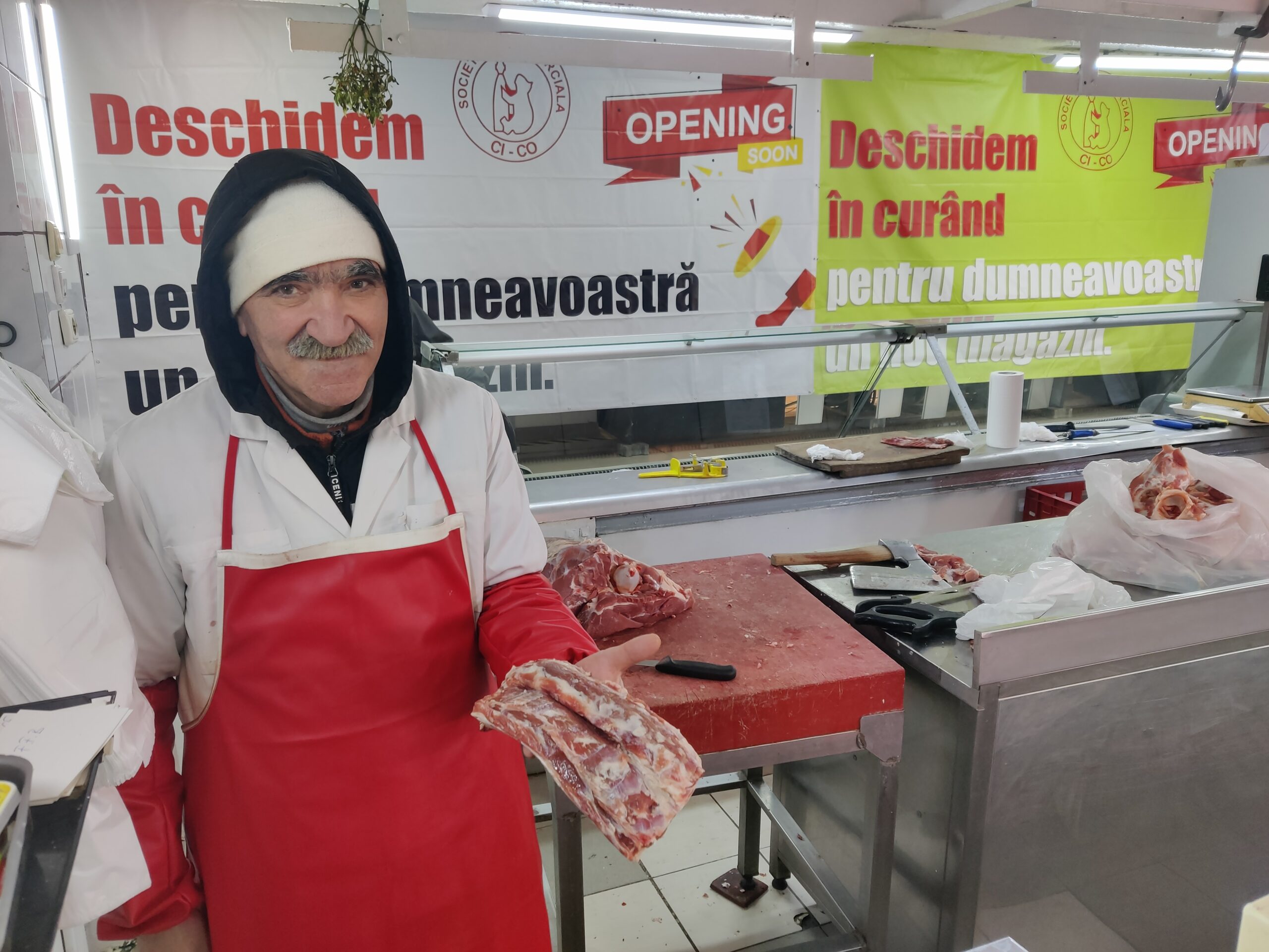 Ion Toader vinde aproximativ 600 de kilograme de carne de vițel săptămânal la boxa din Hala Obor
