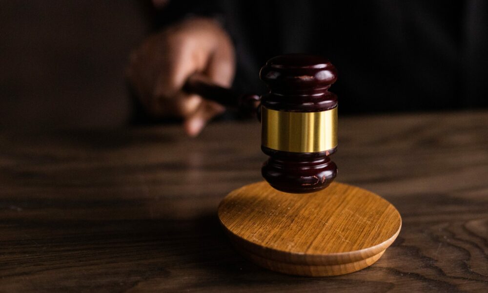 Judecătorii cu credite la o bancă, nu pot judeca procesele acesteia