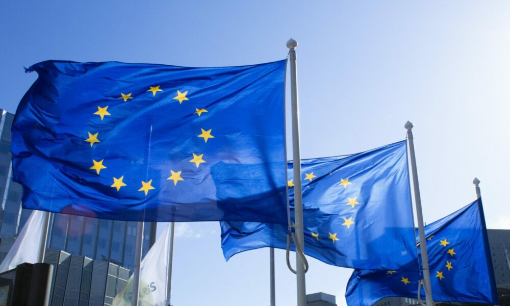 Crizele politice slăbesc Europa în fața lui Trump. Președintele SUA se pregătește de război comercial cu UE