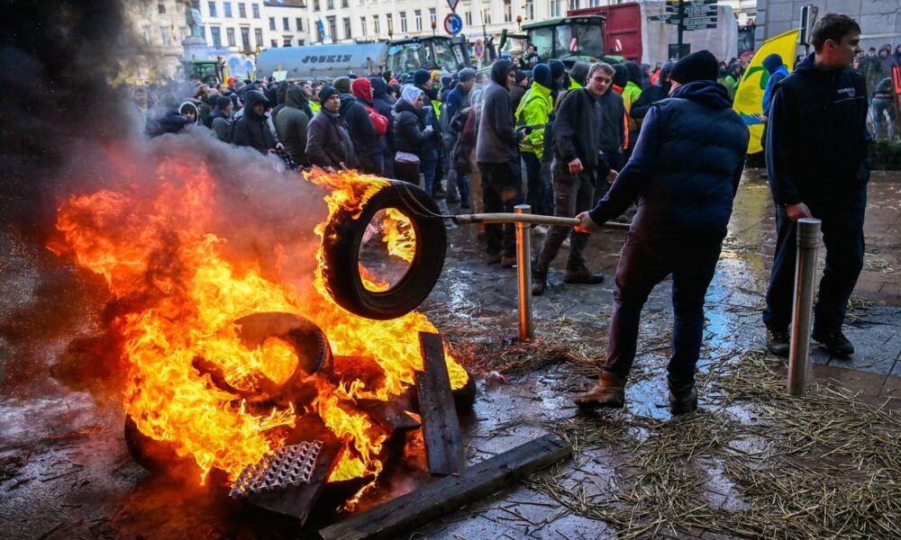 Bruxellesul, sub asediul fermierilor! Incendii în inima Europei