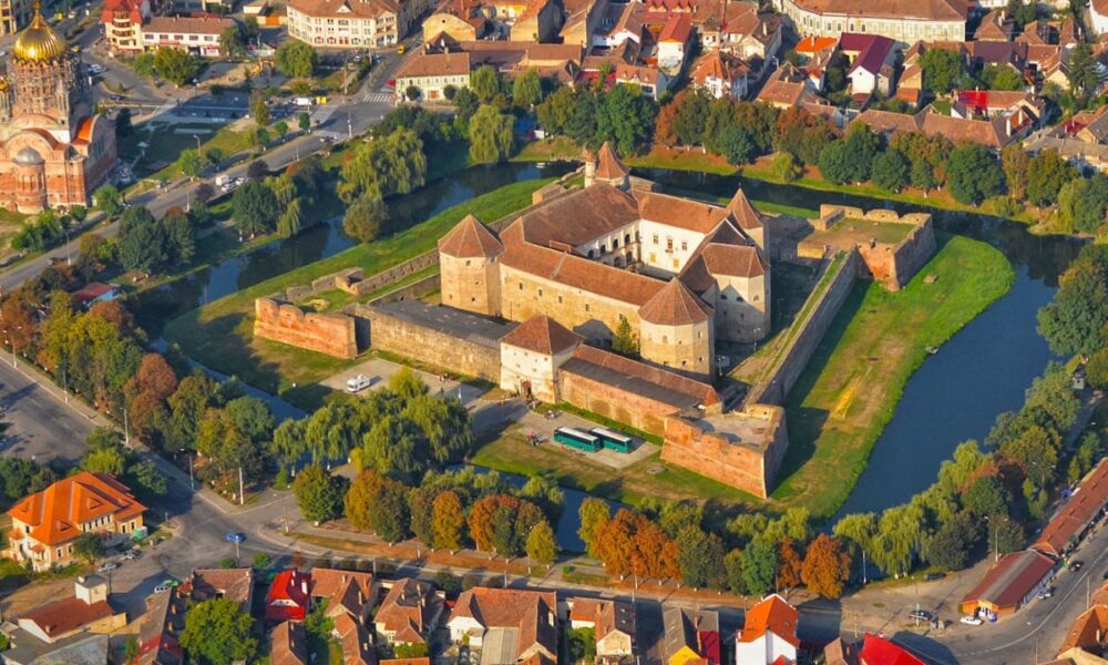 Orașul din România care i-a cucerit pe străini. Mii de oameni vin să se bucure de peisajele spectaculoase