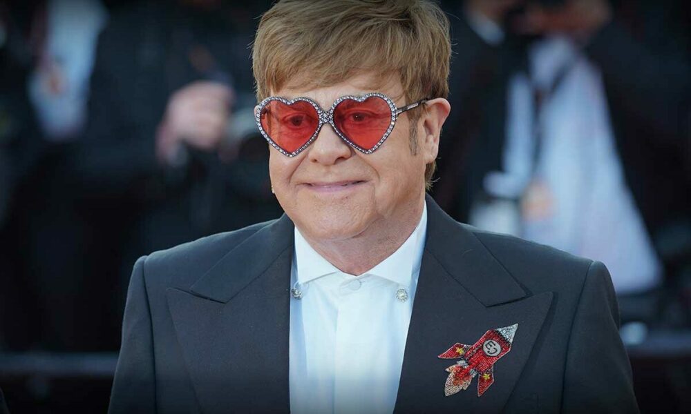 Licitație la New York. Cu cât vor fi vândute costumele de scenă ale lui Elton John