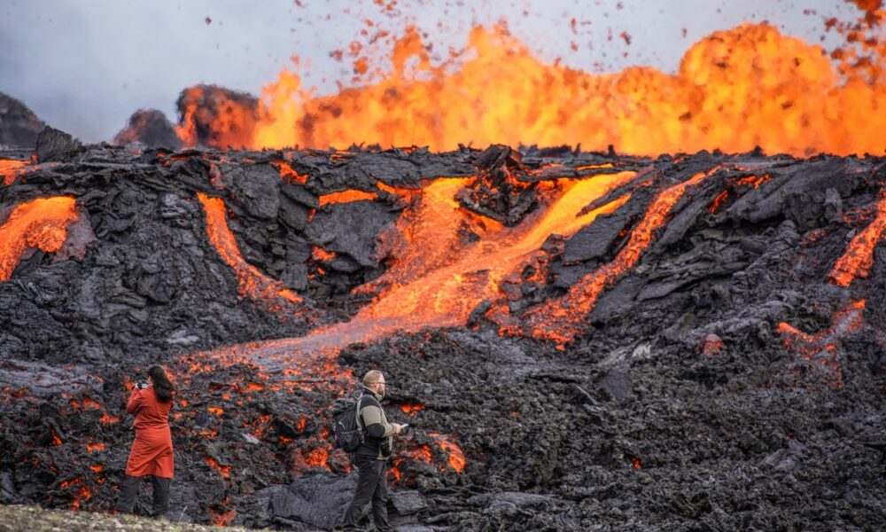 Un vulcan din Islanda a erupt! Autoritățile au închis mai multe drumuri