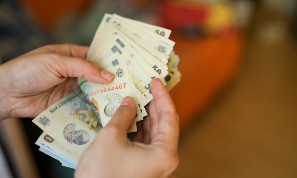Românii vor avea venituri mai mari. Se anunță salariile minime pe economie de 1.300 de euro 