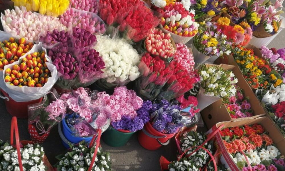 Cresc deja prețurile pe piața florilor. Cu cât se va vinde un fir de 1 și 8 martie