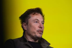 Musk spune că Tesla mărește salariile inginerilor în războiul AI