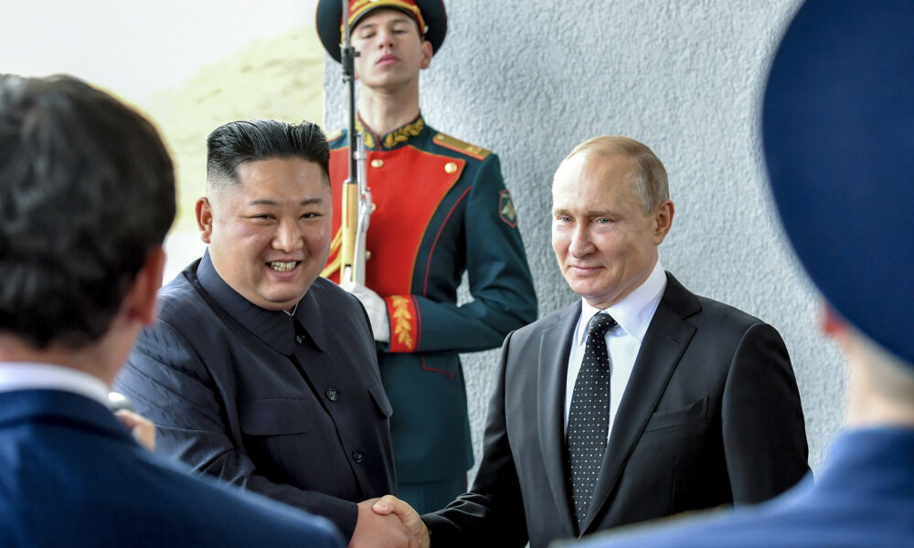 Acorduri semnate și parteneriate încheiate. Cât de periculoasă este aproprierea lui Putin de Coreea de Nord