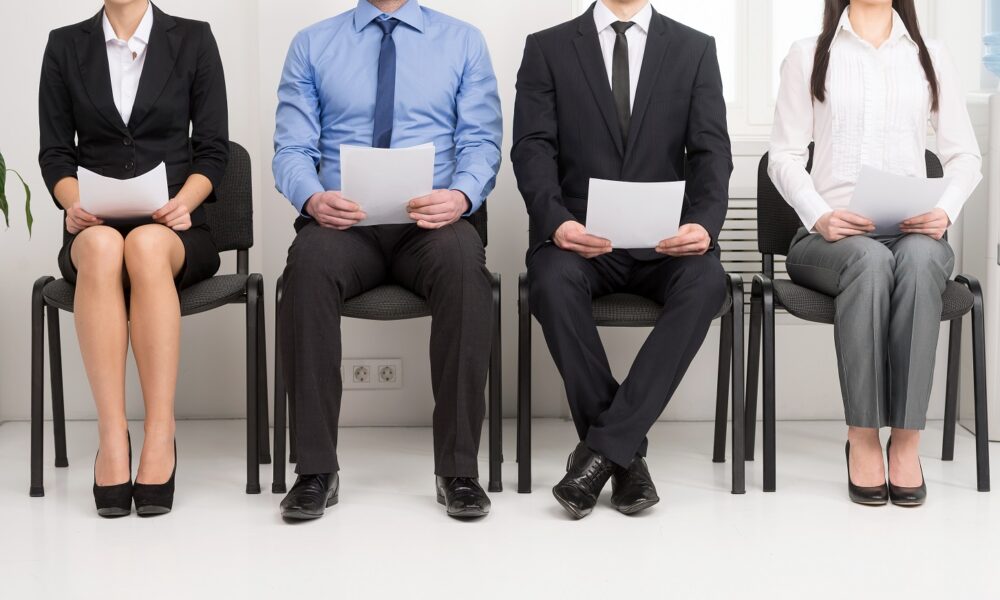 Se fac angajări masive la stat. Salariile ajung și până la 6.000 de lei