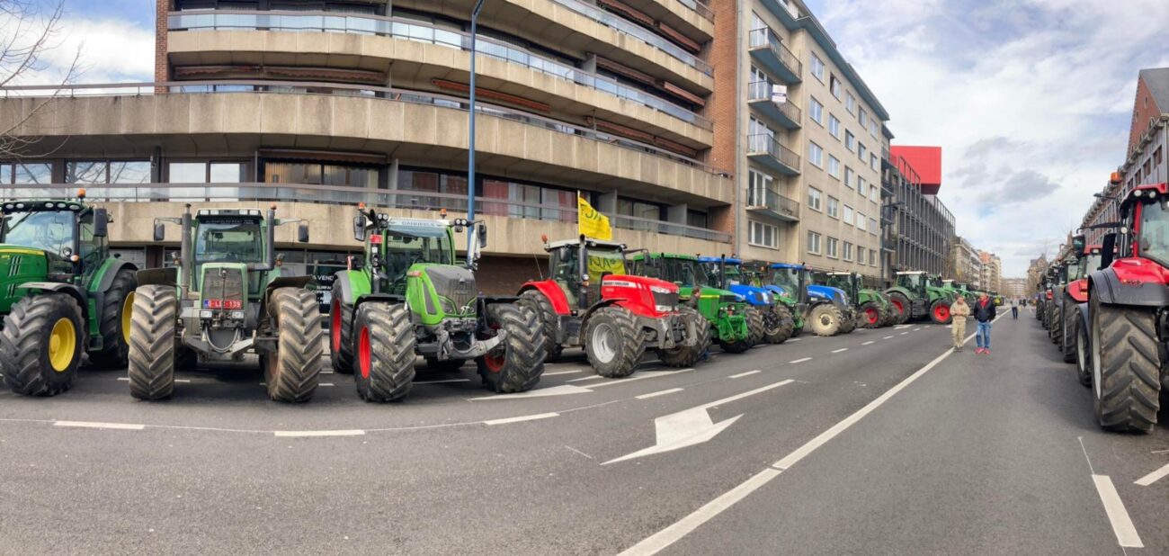 Trafic blocat în Bruxelles. Românii sunt avertizați să evite marți zonele afectate de protestele agricultorilor belgieni!