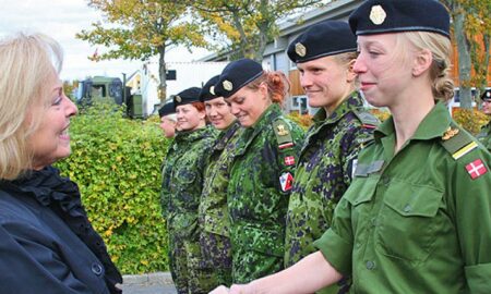 Danemarca bagă femeile în armată. Obligatoriu