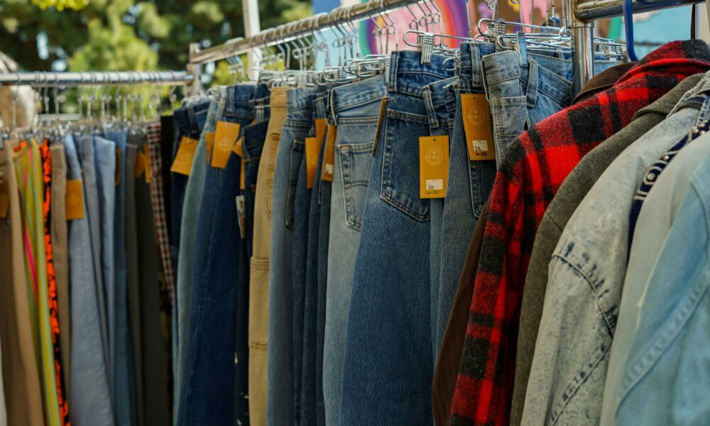 Noile trenduri în modă. Comerțul cu haine second-hand, contribuție uriașă pentru economie