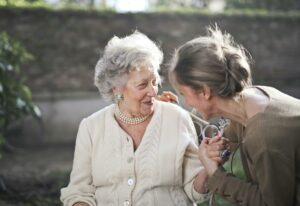 Vești noi pentru seniori! Începe recalcularea pensiilor Femeile se pot pensiona mai devreme