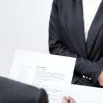 Tinerii obișnuiesc să vină la interviul de angajare cu părinții