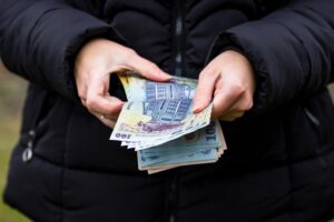 Nu mai sunt bani în Capitală! Salarii plătite cu chiu și vai