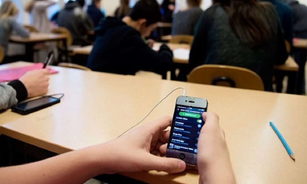 Schimbare majoră pentru elevi. Smartphone-urile, interzise în școlile publice