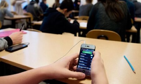 Reguli noi în ceea ce privește telefoanele mobile în școli