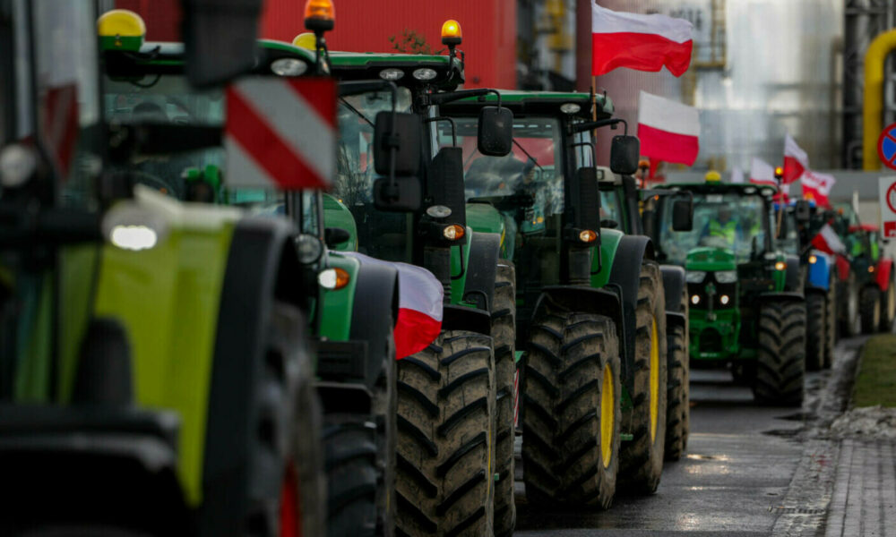 Probleme serioase în Europa. Fermierii spanioli și francezi blochează frontiera cu câteva zile înainte de alegeri