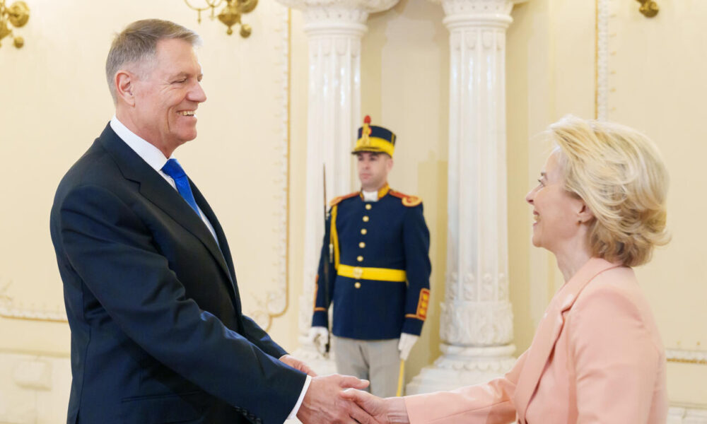 A curs lapte și miere în timpul discursului Ursulei von der Leyen la adresa lui Klaus Iohannis