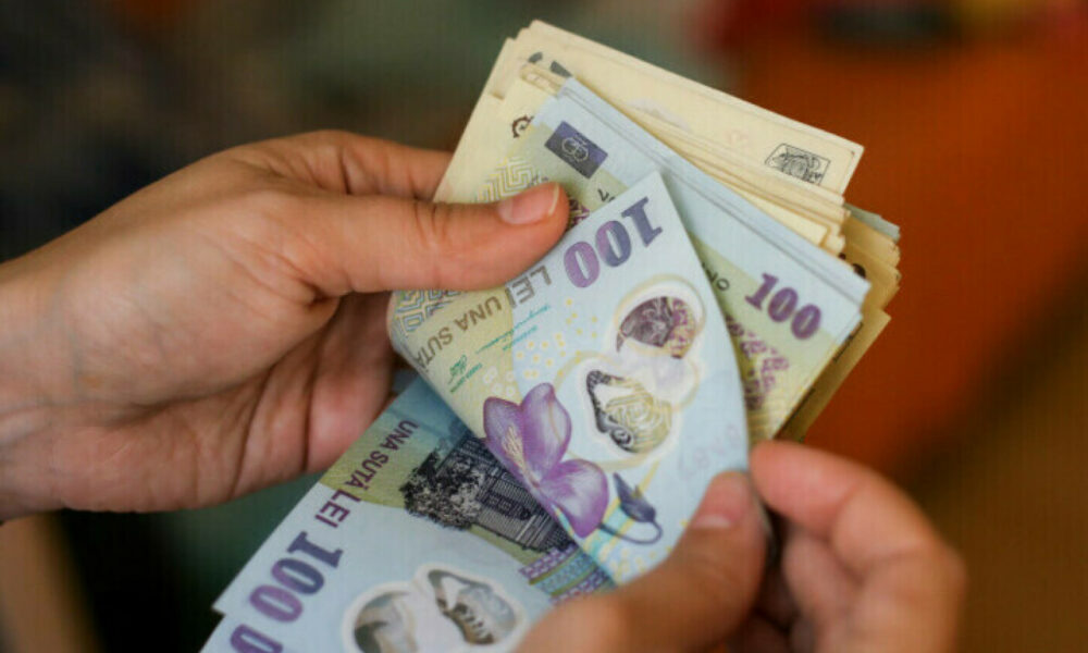 Aproximativ 800 de mii de români vor beneficia de bani în plus
