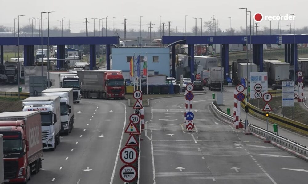 Cozi uriașe de tiruri. Transportatorii așteaptă trei ore pentru a trece de frontieră