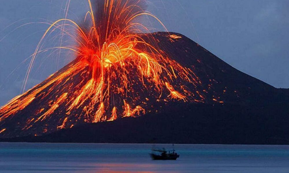 Alertă de Cod roșu în insula Stromboli din Italia. A crescut activitatea vulcanică înregistrată