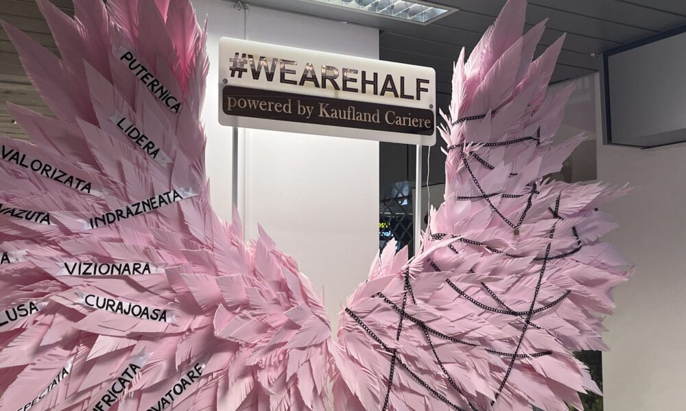Prin campania #Wearehalf li se vorbește femeilor despre importanța lor în câmpul muncii