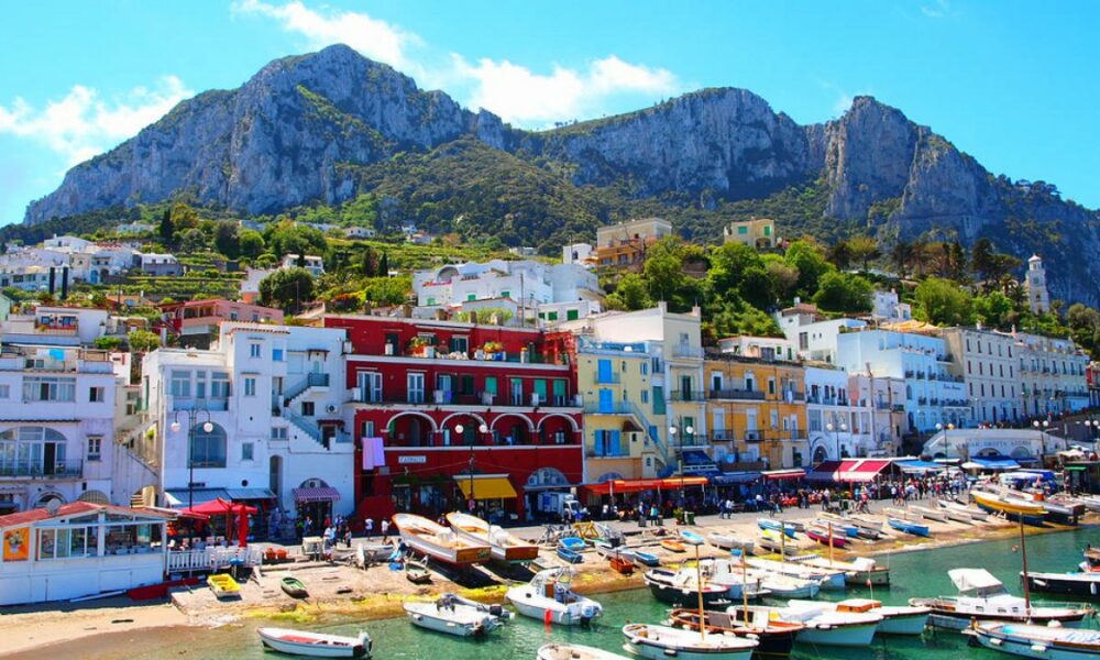 Italienii nu mai au loc de turiști pe insula Capri. Unele orașe au început să ia măsuri