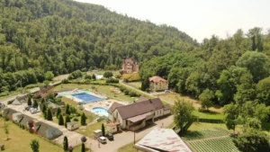 Cel mai curat aer din România. Stațiunea de la poalele munților, o atracție pentru turiști