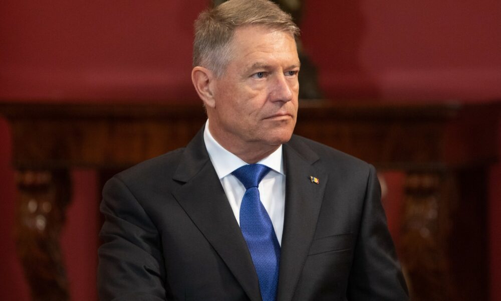 Venituri mai mari pentru români. Klaus Iohannis a promulgat legea privind salariul minim european