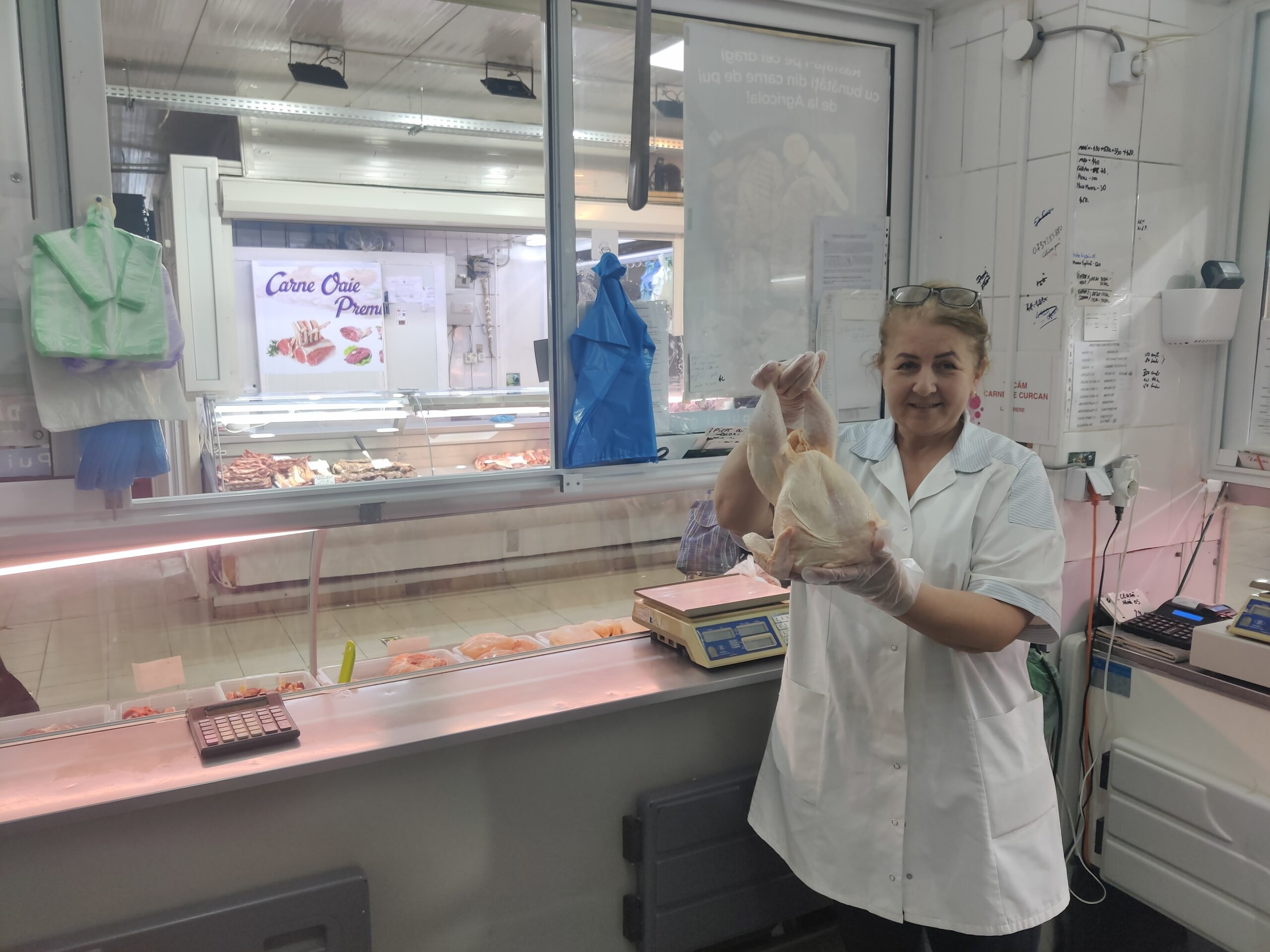 Valentina Coruț este responsabilă pentru zona de carne de pasăre a standului