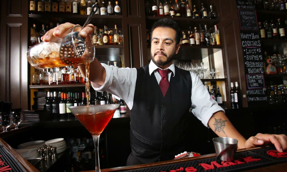 Pregătiri pentru sezonul estival. Află cât câștigă un barman pe litoral în 2024