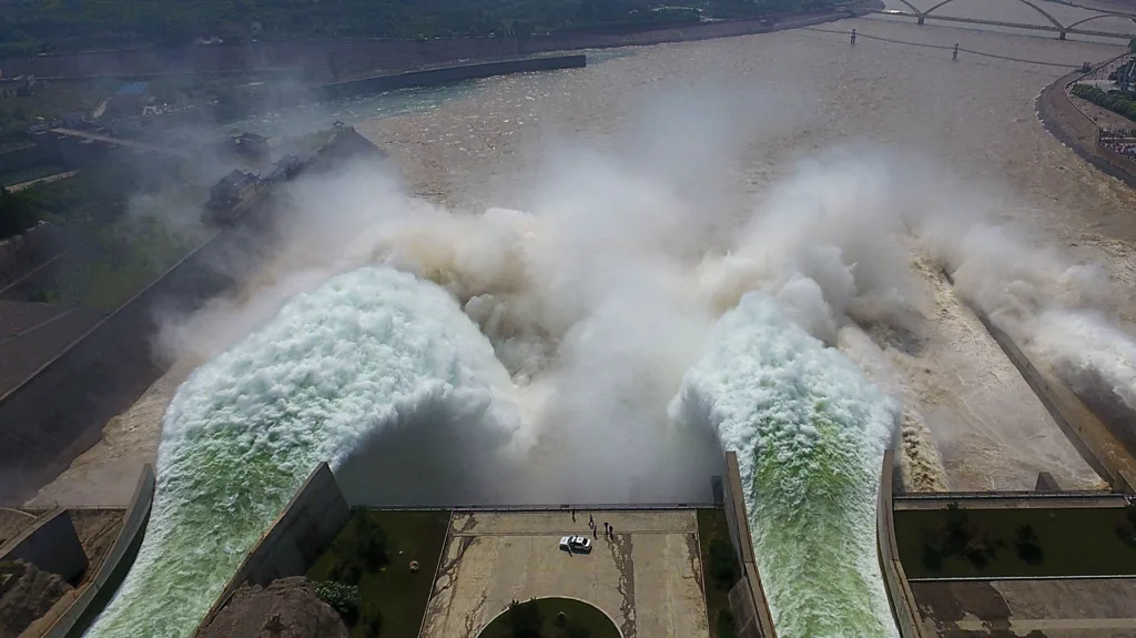 Barajele furnizează cantități masive de energie pe măsură ce apa își întoarce palele turbinei – dar, în acest proces, apa eliberează metan. Sursa foto: Arhiva