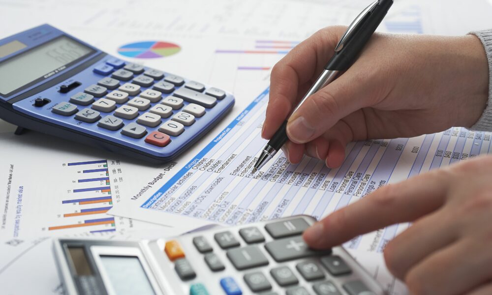 Scăderea veniturilor și blocaj financiar. Marile companii apelează la restructurarea afacerilor
