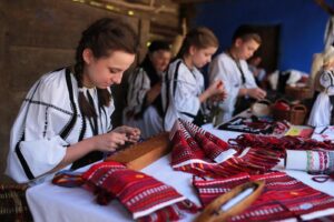 Educație prin meșteșugărit pentru copii. Casa Artelor din Sibiu îi așteaptă cu brațele deschise pe tinerii pasionați
