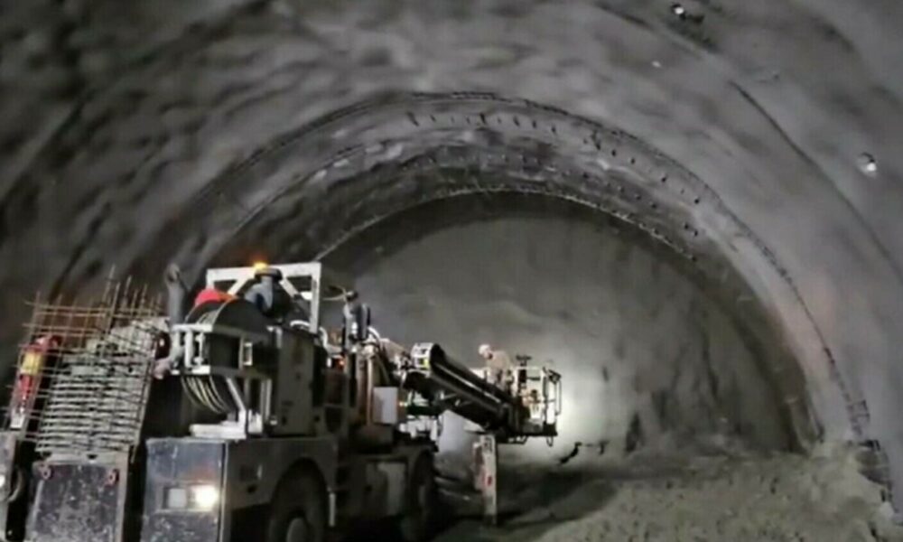 Primul tunel de autostradă din România. Când vor putea șoferi să circule pe această secțiune?