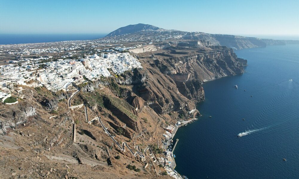 Stare de urgență în municipalitatea Santorini. Cutremurele pot indica o extindere a complexului vulcanic al insulei