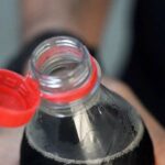 Apa și sucurile ținute în soare se depreciază de trei ori mai repede