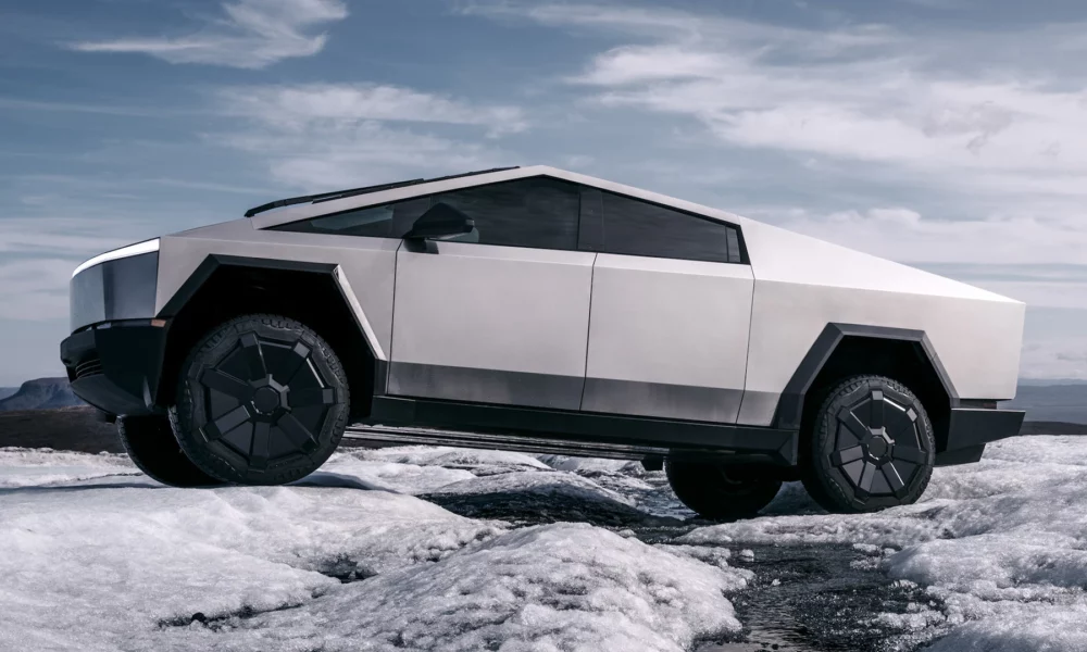 Musk a schimbat planul. Tesla nu mai acceptă comenzi pentru cel mai ieftin Cybertruck