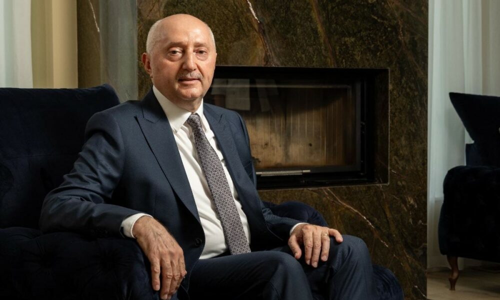Povestea lui András Bartha, un sculptor în lemn transformat într-un antreprenor de succes