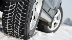 Șoferii iau cu asalt vulcanizările pentru cauciucuri de iarnă. Se formează cozi de sute de metri. Chiar și noaptea