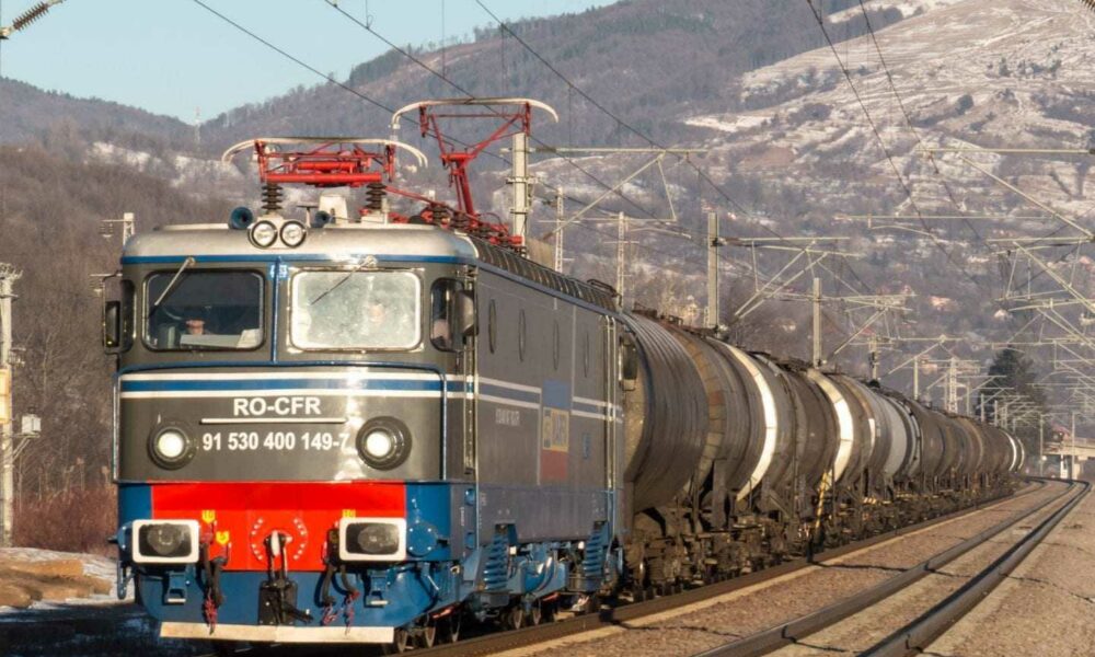 Trenul din Mehedinți a fost repus pe șine. Autoritățile continuă operațiunile de refacere a liniei