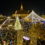 Târgul de Crăciun din Cluj-Napoca s-a deschis. Turiștii au admirat spectacolul de lumini