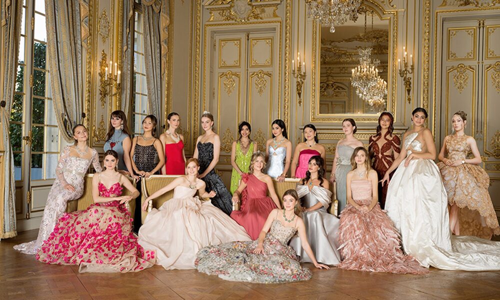Petrecere ca în 1899. Tinerele înstărite încă participă la balurile debutante din Paris