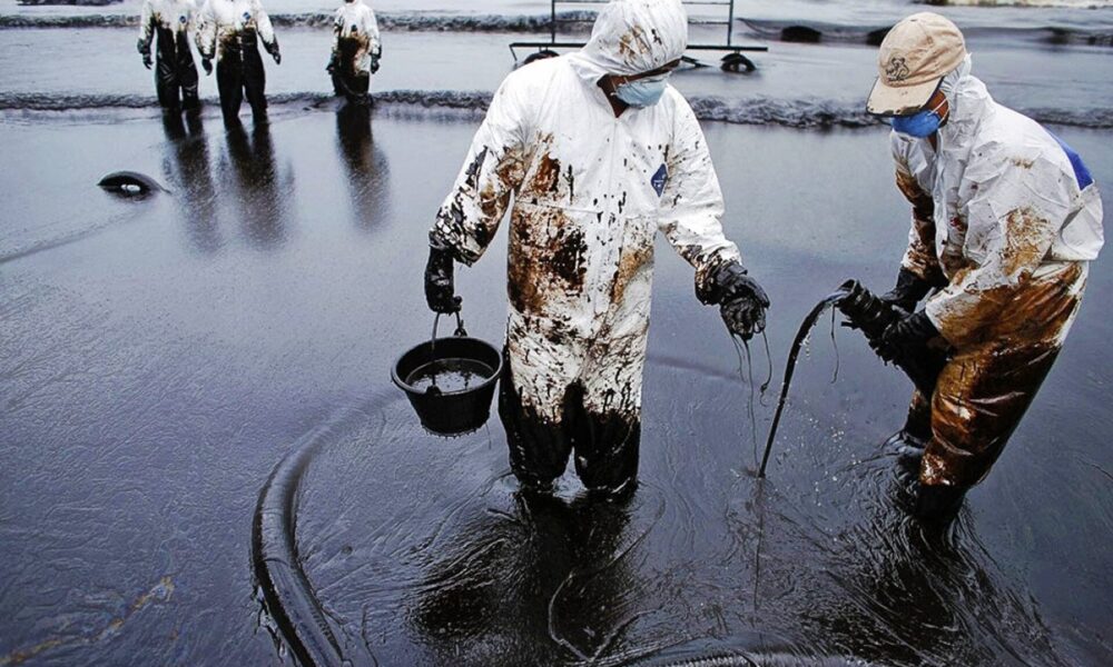 Dezastrul ecologic se extinde în Marea Neagră. Scurgerile de petrol au ajuns pe țărmul Crimeei