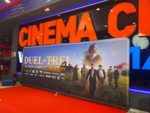 „Duel în trei”, o comedie romantică de epocă care promite să cucerească publicul românesc
