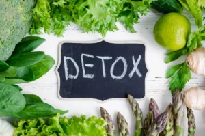 Dietă de detoxifiere după Revelion. Alimentele de care are nevoie corpul tău pentru a-și reveni la normal