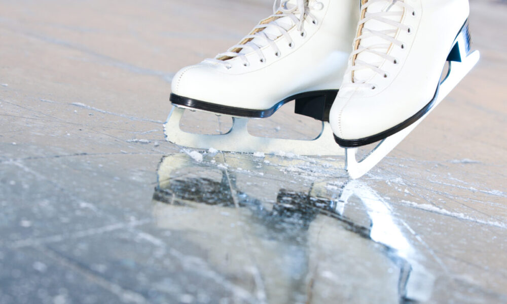 Noul punct de atracție al Brașovului este un patinoar de dimensiuni olimpice! Care sunt tarifele?